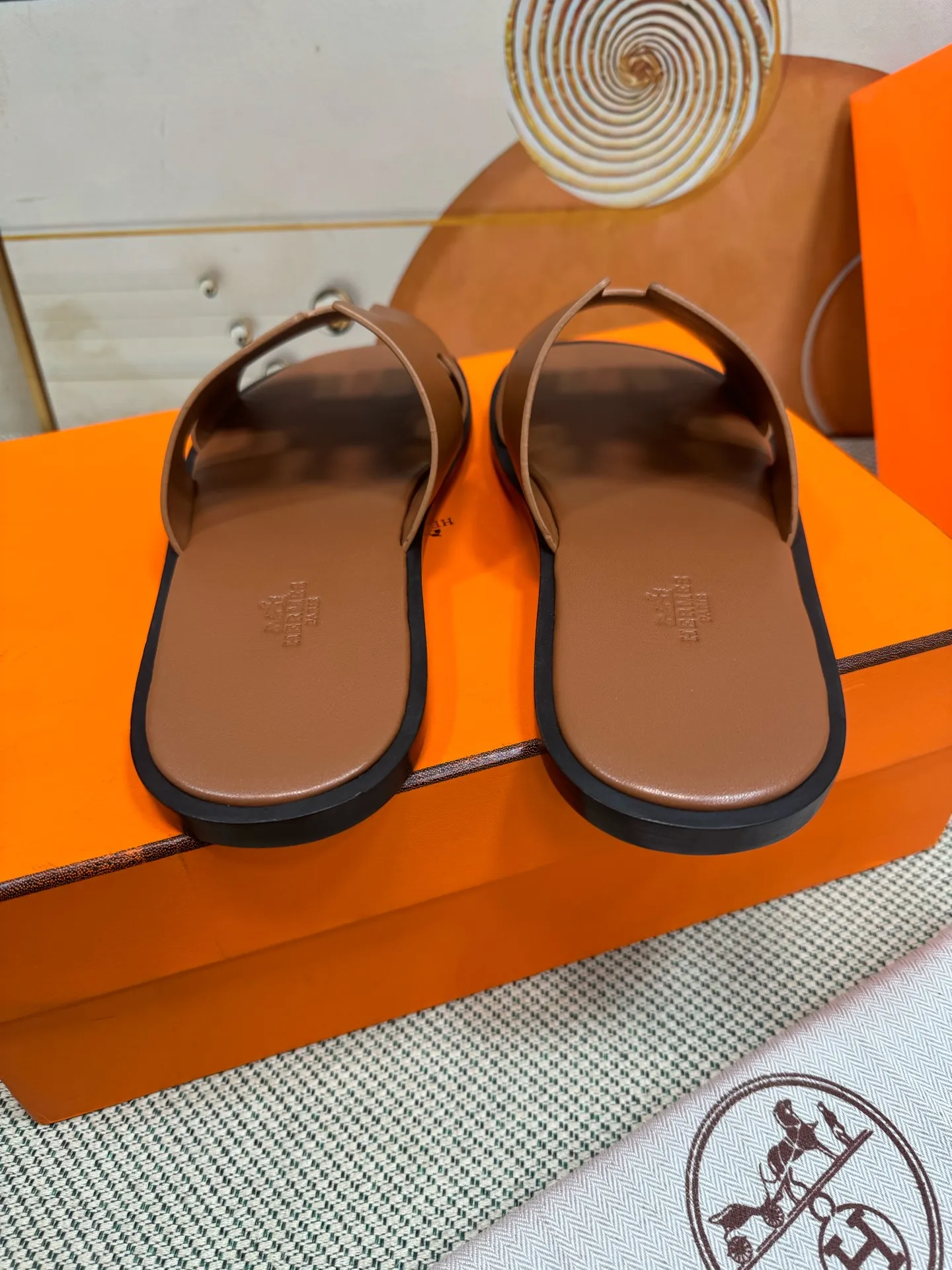 👟👟Ex-factory price 560👟👟 "HERMES" [Classic Original Version] Hermès; Top 🔝 Purchasing Agency 🔍🔍 Men's Latest 🇺🇸 Counter Sales Simultaneously, Original Imported from Italy: Silk Cowhide · Prominent (High-end · Nobility · Grade) Exquisite Workmanship (Italian 🇮🇹 Imported Water Dye Brand Wear-resistant ultra-thousand leather feet) Soles: Original soles specially provided by the original factory, ⚠exclusive double-layer movable rubber molded outsole; super comfortable, wear-resistant, non-slip, environmentally friendly🌳🌳🌳, real photos taken🎬The real ones are more beautiful🔍🔍 (high quality, single goods), you can enter and exit the counter at will* Code number: 38·39·40·41·42·43·44# (45# can be customized) (46 47➕30 customization is not returnable) Welcome to place an order...☕